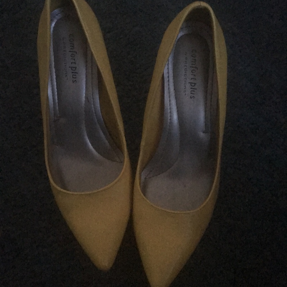 Yellow pointy toe heels 6.5
